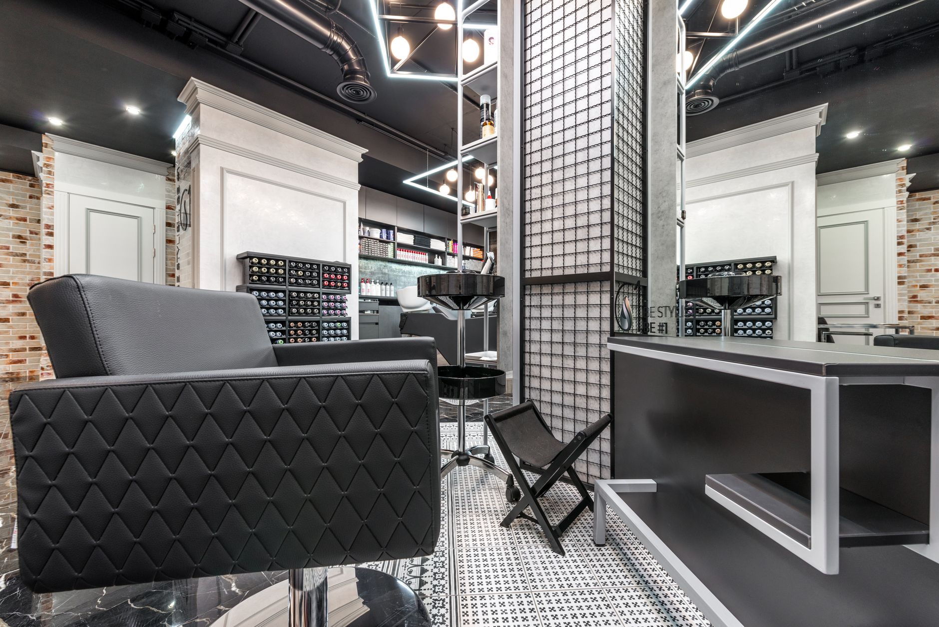 Barber-Stuhl und Spiegel im Salon