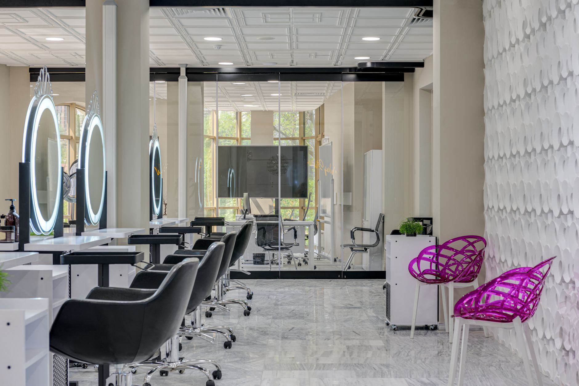 Helles, elegant eingerichtetes Inneres eines modernen Friseursalons mit runden Spiegeln